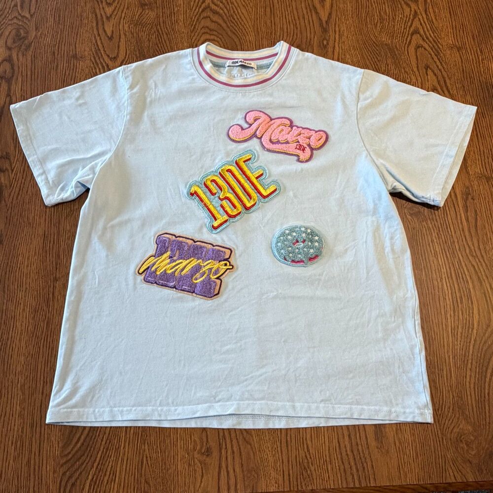 13DE MARZO Plush Badges T-Shirt Blue